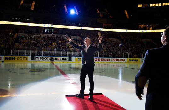 Mats Sundin hyllas av publiken på grund av att han blivit