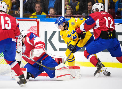 Sveriges Sebastian Collberg oroar framför Norges målvakt