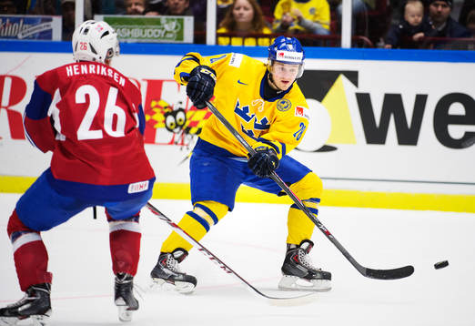 Sveriges Lucas Wallmark passar pucken