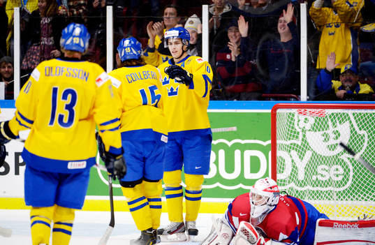 Sveriges Alexander Wennberg gratuleras till att gjort 0 - 8