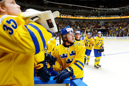 Sveriges Elias Lindholm kollar upp mot jumbotronen