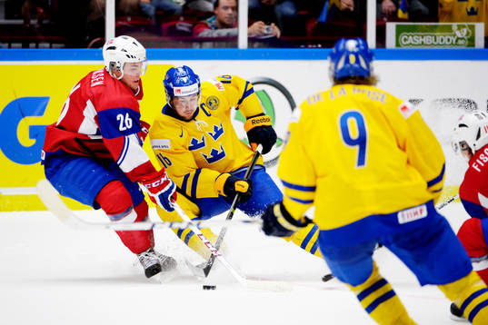 Anders Henriksen och Filip Forsberg i närkamp