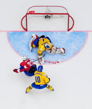 Sveriges Alexander Wennberg och målvakt Marcus Högberg