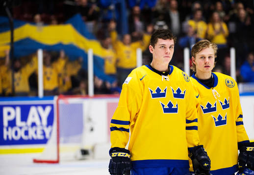 Sveriges André Burakovsky och Lucas Wallmark vid