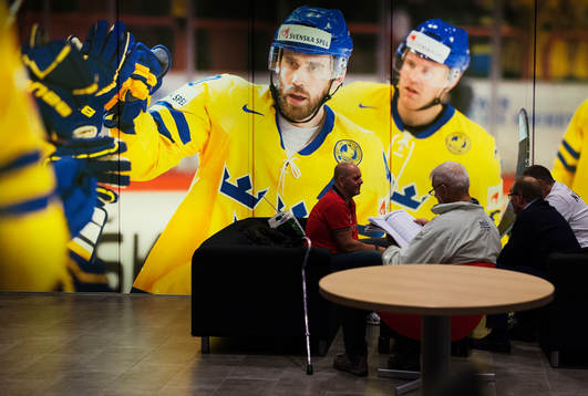 Besökare sitter och väntar