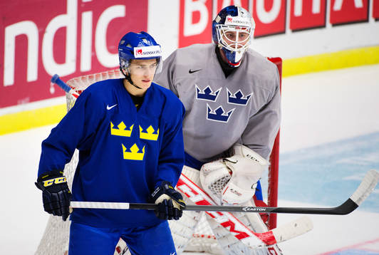 Alexander Wennberg framför målvakten Marcus Högberg på