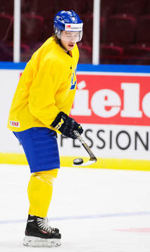 Elias Lindholm jonglerar med en puck på Sveriges träning
