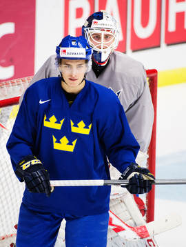 Alexander Wennberg framför målvakten Marcus Högberg på