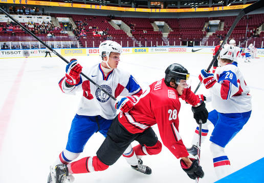 Norges Christoffer Rasch tacklar Schweiz Lukas Balmelli