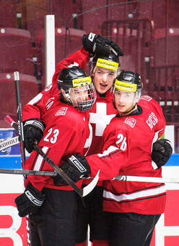 Schweiz Kevin Fiala, Fabrice Herzog och Jason Fuchs jublar