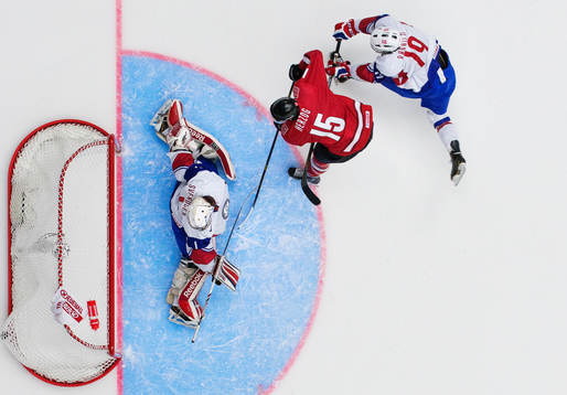 Schweiz Fabrice Herzog skjuter in 1-1 bakom Norges målvakt
