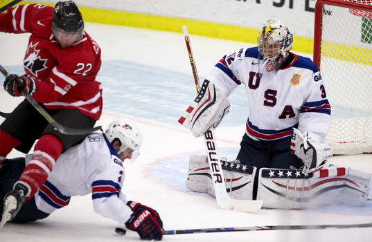 s Brady Skjei och målvakt Jon Gillies