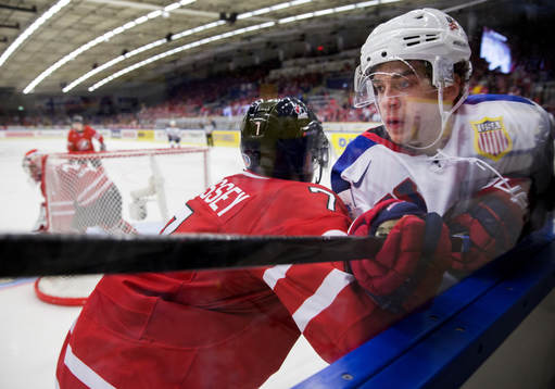 s Vince Hinostroza ishockeymatchen i JVM mellan Kanada och