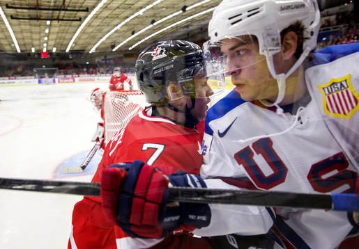 s Vince Hinostroza ishockeymatchen i JVM mellan Kanada och