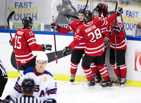 Kanadas Curtis Lazar har gjort 3-1 till Kanada