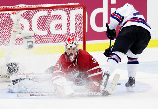 Kanadas målvakt Zachary Fucale räddar ett friläge från