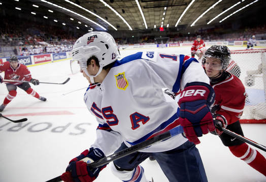 s Vince Hinostroza ishockeymatchen i JVM mellan Kanada och