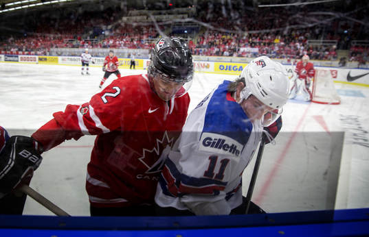 s Riley Barber ishockeymatchen i JVM mellan Kanada och USA