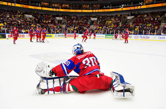 Rysslands målvakt Andrei Vasilevski stretchar på isen