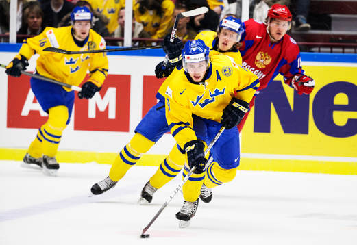 Sveriges Elias Lindholm kontrollerar pucken