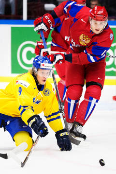 Sveriges Jacob de la Rose i kamp om pucken med Rysslands
