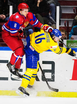 Rysslands Nikita Tryamkin tacklar Sveriges Filip Forsberg