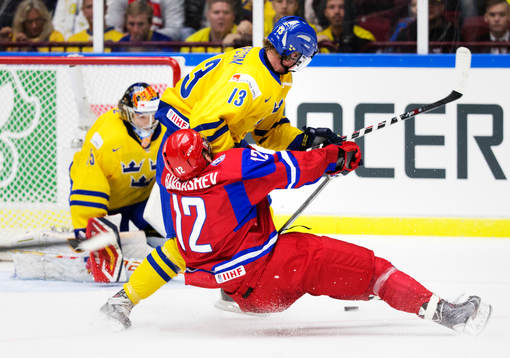 Sveriges Gustav Olofsson stoppar Rysslands Ivan Barbashev