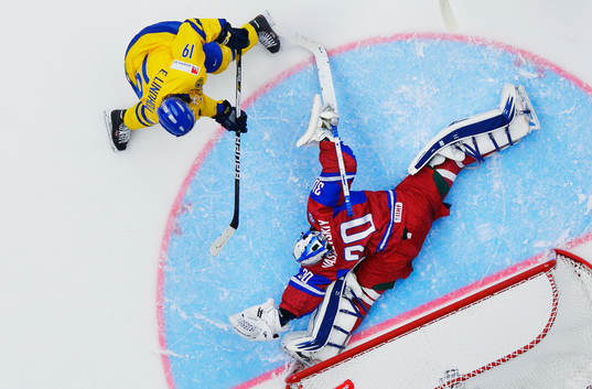 Rysslands målvakt Andrei Vasilevski räddar ett