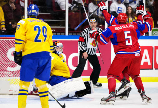 Sveriges målvakt Oscar Dansk deppar