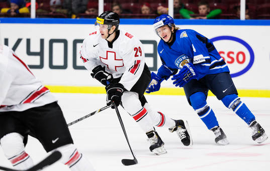 Schweiz Claude Paschoud tar sig förbi Finlands Mikko