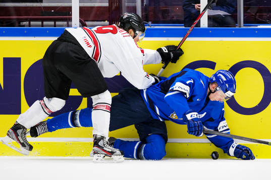 Schweiz Flavio Schmutz tacklar Finlands Esa Lindell