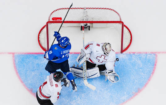 Finlands Juuso Ikonen oroar framför Schweiz målvakt