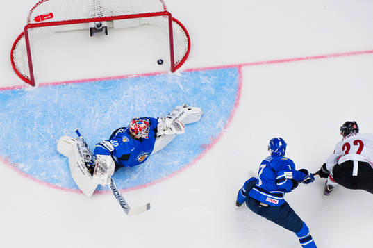Schweiz Nico Dunner skjuter in 1-3 bakom Finlands målvakt