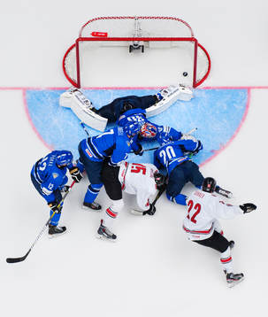 Schweiz Fabrice Herzog trycker in 1-2 bakom Finlands