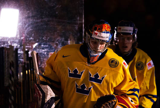 Sveriges målvakt Oscar Dansk gör entré till