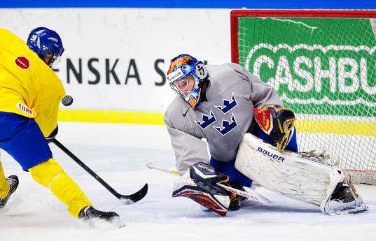 Målvakten Oscar Dansk motar ett skott från Lukas