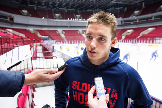 Slovakiens Marko Dano blir intervjuad av media vid Sveriges