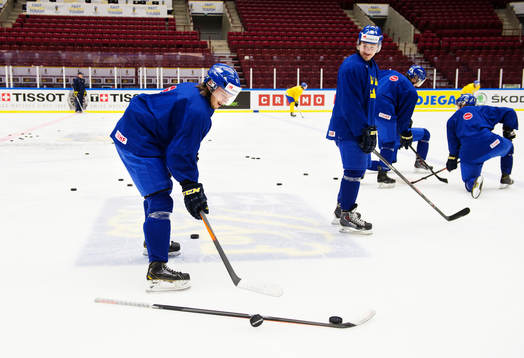 Sebastian Collberg trixar med en puck på Sveriges träning