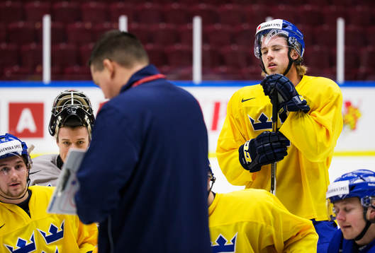 Elias Lindholm och hans lagkamrater lyssnar på