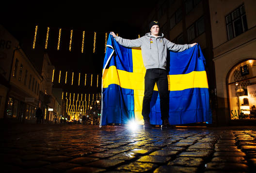 Målvakten Oscar Dansk poserar med en svensk flagga