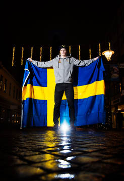 Målvakten Oscar Dansk poserar med en svensk flagga