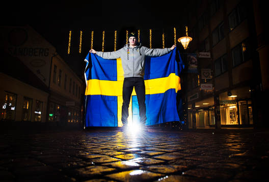 Målvakten Oscar Dansk poserar med en svensk flagga