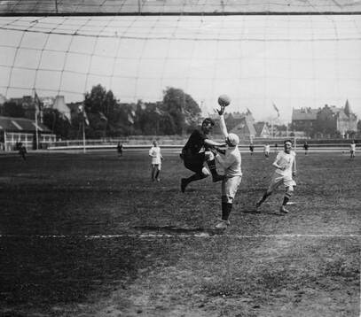 Fotboll, Armé och flottan i kamp framför flottans mål,