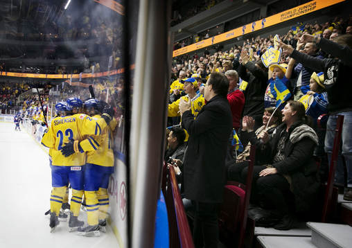 Sveriges Lucas Wallmark gör 4-0 och jublar med publiken