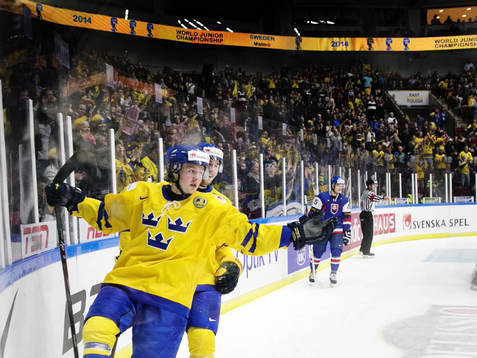 Sveriges Lucas Wallmark gör 4-0 och jublar med publiken