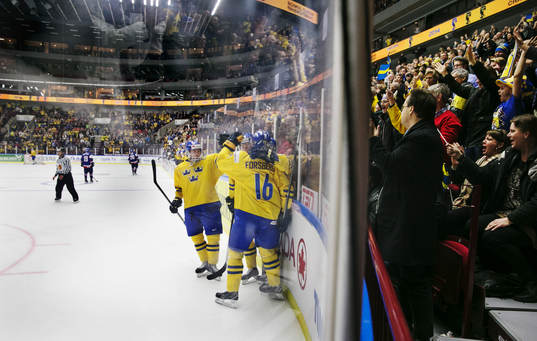 Sveriges Lucas Wallmark gör 4-0 och jublar med publiken