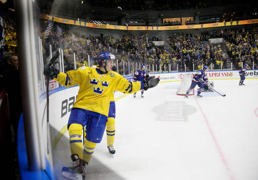 Sveriges Lucas Wallmark gör 4-0 och jublar med publiken
