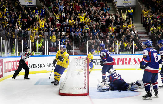 Sveriges Lucas Wallmark gör 4-0 och jublar med publiken