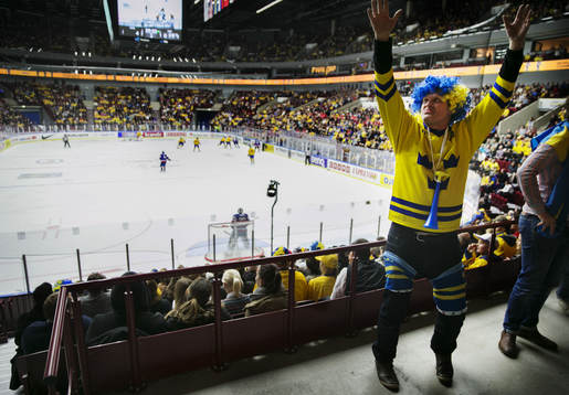 Supportern Sven Hansson försöker få igång publiken med