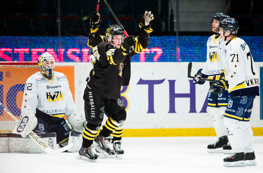 s Oscar Ahlström  jublar